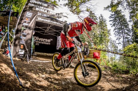 Rowerzysta zjeżdżający ze zbocza Stożka