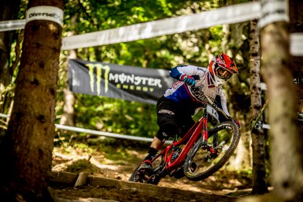 Rowerzysta zjeżdżający ze zbocza Stożka