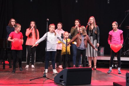 Występ uczniów Społecznego Ogniska Muzycznego