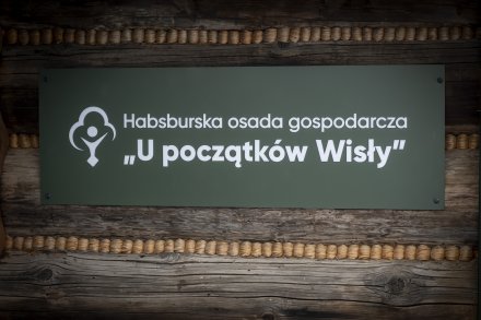Otwarcie Habsburskiej Osady Gospodarczej - tablica na wejściu do budynku
