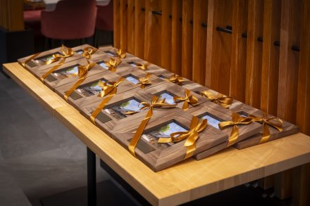 Otwarcie Habsburskiej Osady Gospodarczej - upominki dla zaangażowanych w powstanie obiektu