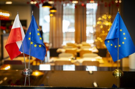 Otwarcie Habsburskiej Osady Gospodarczej - flagi Polski i UE