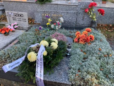 Złożone kwiaty na grobie Jerzego Drozda