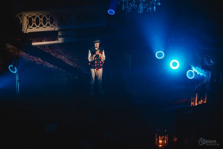 Koncert kolęd "A tradycja trwa" - Tomek Cieślar gra na piszczałce