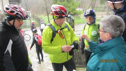 Prezes PTTK wręcza legitymacje nowym członkom