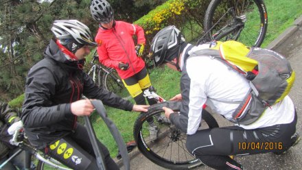 Wymiana dętki w jednym z rowerów