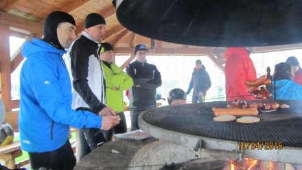 Pieczenie kiełbasek na grillu podczas przerwy w pedałowaniu