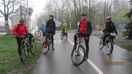 Uczestnicy wycieczki na bulwarach Wisły w Ustroniu