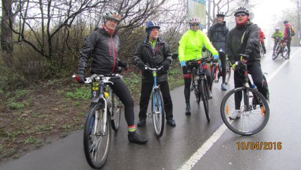 Uczestnicy wycieczki na bulwarach Wisły w Ustroniu