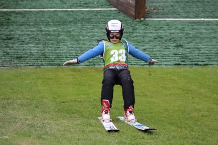 Zawodniczka na zeskoku skoczni