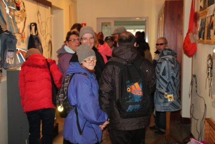 Uczestnicy Warsztatów Terapii Zajęciowej z Czechowic zwiedzają Galeryjkę Wiślańskiego Centrum Kultury