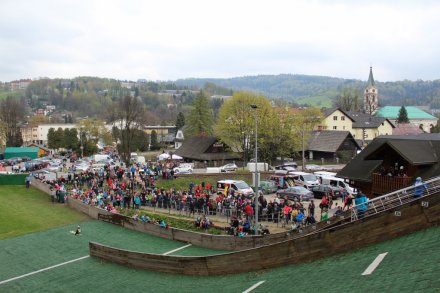 Liczni kibice obok skoczni w centrum Wisły
