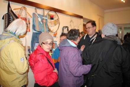 Uczestnicy Warsztatów Terapii Zajęciowej z Czechowic zwiedzają Galeryjkę Wiślańskiego Centrum Kultury