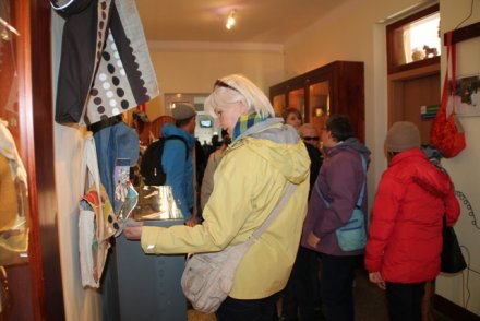 Uczestnicy Warsztatów Terapii Zajęciowej z Czechowic zwiedzają Galeryjkę Wiślańskiego Centrum Kultury