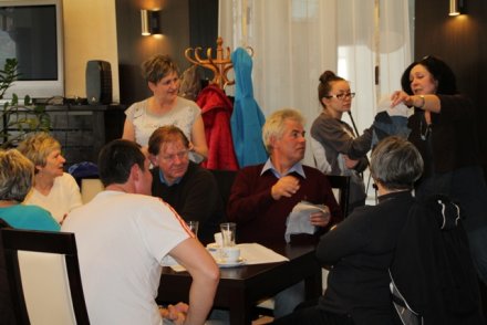 Hanka Działa prowadzi warsztaty dla Uczestników Warsztatów Terapii Zajęciowej z Czechowic