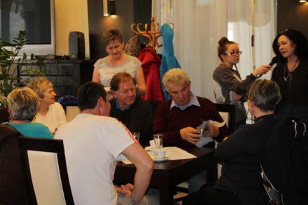 Hanka Działa prowadzi warsztaty dla Uczestników Warsztatów Terapii Zajęciowej z Czechowic