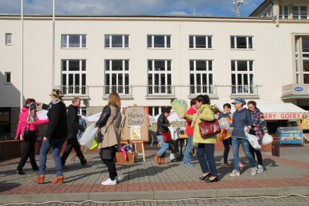 Happening z Hanką na Pl. B. Hoffa