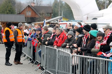 Kibice oczekują na przyjazd skoczków