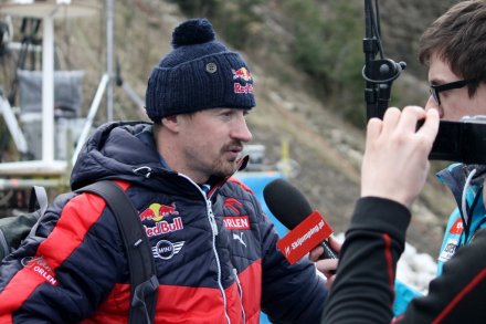 Adam Małysz udziela wywiadu dziennikarzom