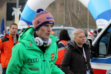 Severin Freund wchodzi na teren skoczni im. Adama Małysza