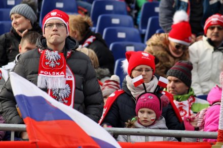 Kibice na trybunach skoczni