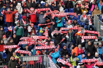 Kibice z szalami w górze to piękny widok