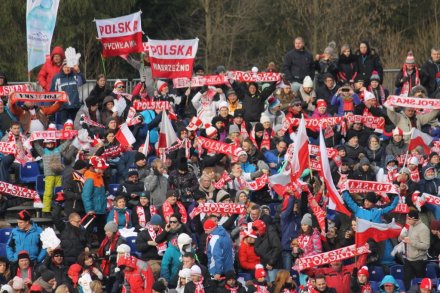 Kibice z szalami w górze to piękny widok