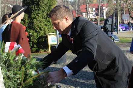 Przewodniczący Rady Miasta składa kwiaty pod pomnikiem