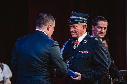 Burmistrz Tomasz Bujok składający gratulacje laureatowi/fot. Daniel Franek - Okiem Fotoreportera