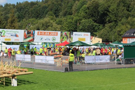 Widok na płytę na boisku OS Jonidło