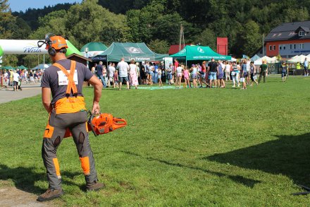 Widok na stoiska edukacyjne Lasów Państwowych na OS Jonidło