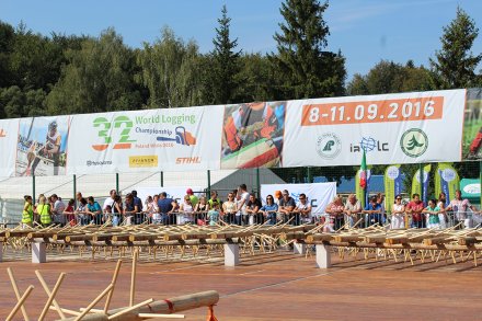 Widok na widownię na OS Jonidło