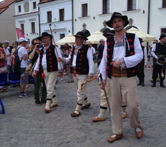 Członkowie grupy "Grónie" na rynku w Kazimierzu