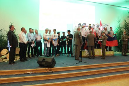 Zwycięzcy na podium podczas wręczenia nagród