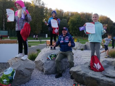 Adam Małysz z nagrodzonymi w zawodach dziewczynkami