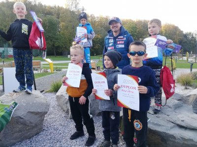 Adam Małysz z nagrodzonymi chłopcami