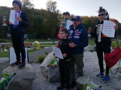 Adam Małysz z nagrodzonymi chłopcami