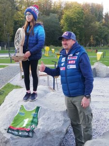 Adam Małysz z nagrodzoną zawodniczką