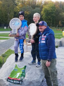 Adam Małysz z nagrodzonymi chłopcami