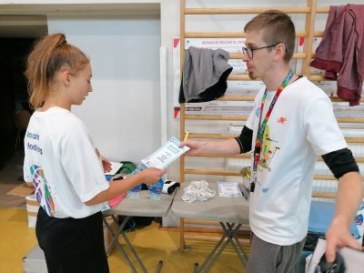 Wręczenie uczestniczce pamiątkowego dyplomu