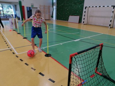 Uczestniczka toru sprawnościowego Skills Challange