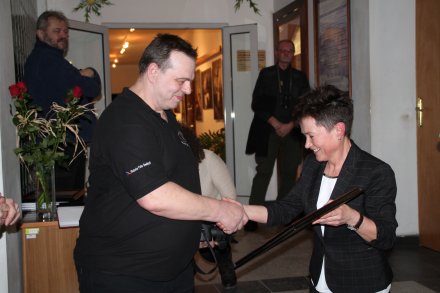 Maria Bujok przekazuje pamiątkowe podziękowania