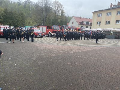 Poczty sztandarowe drużyn OSP i Orkiestra dęta z OSP w Górkach Wielkich