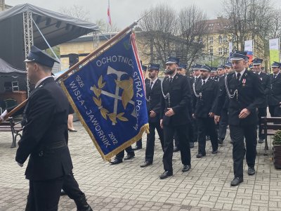 Defilada pododdziałów uczestniczących w obchodach Dnia Strażaka