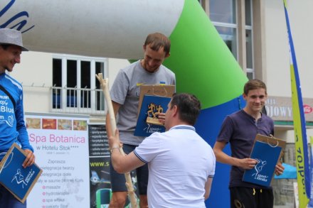 Burmistrz Tomasz Bujok wręcza kryke Ruslanowi Savchukowi