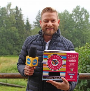 Bartłomiej Jędrzejak z pudełkiem na nakrętki