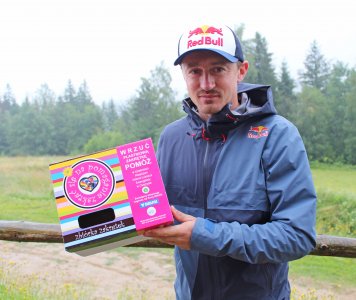 Adam Małysz z pudełkiem na nakrętki