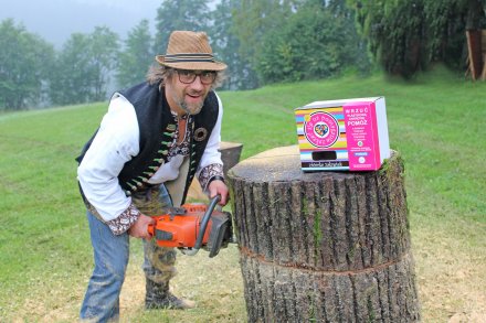 Grzegorz Michałek z pudełkiem na nakrętki