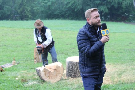 Bartłomiej Jędrzejak a tle Grzegorz Michałek