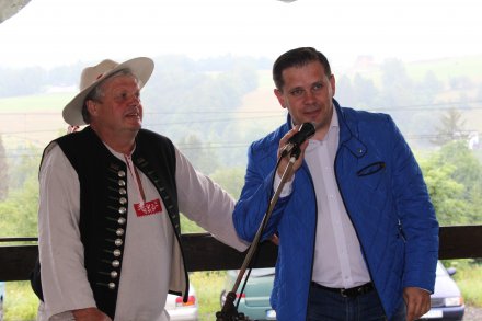 Burmistrz Miasta Tomasz Bujok i gazda Henryk Kukuczka